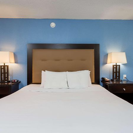 Days Inn Salisbury Dış mekan fotoğraf