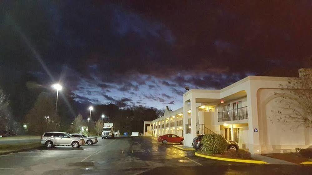 Days Inn Salisbury Dış mekan fotoğraf