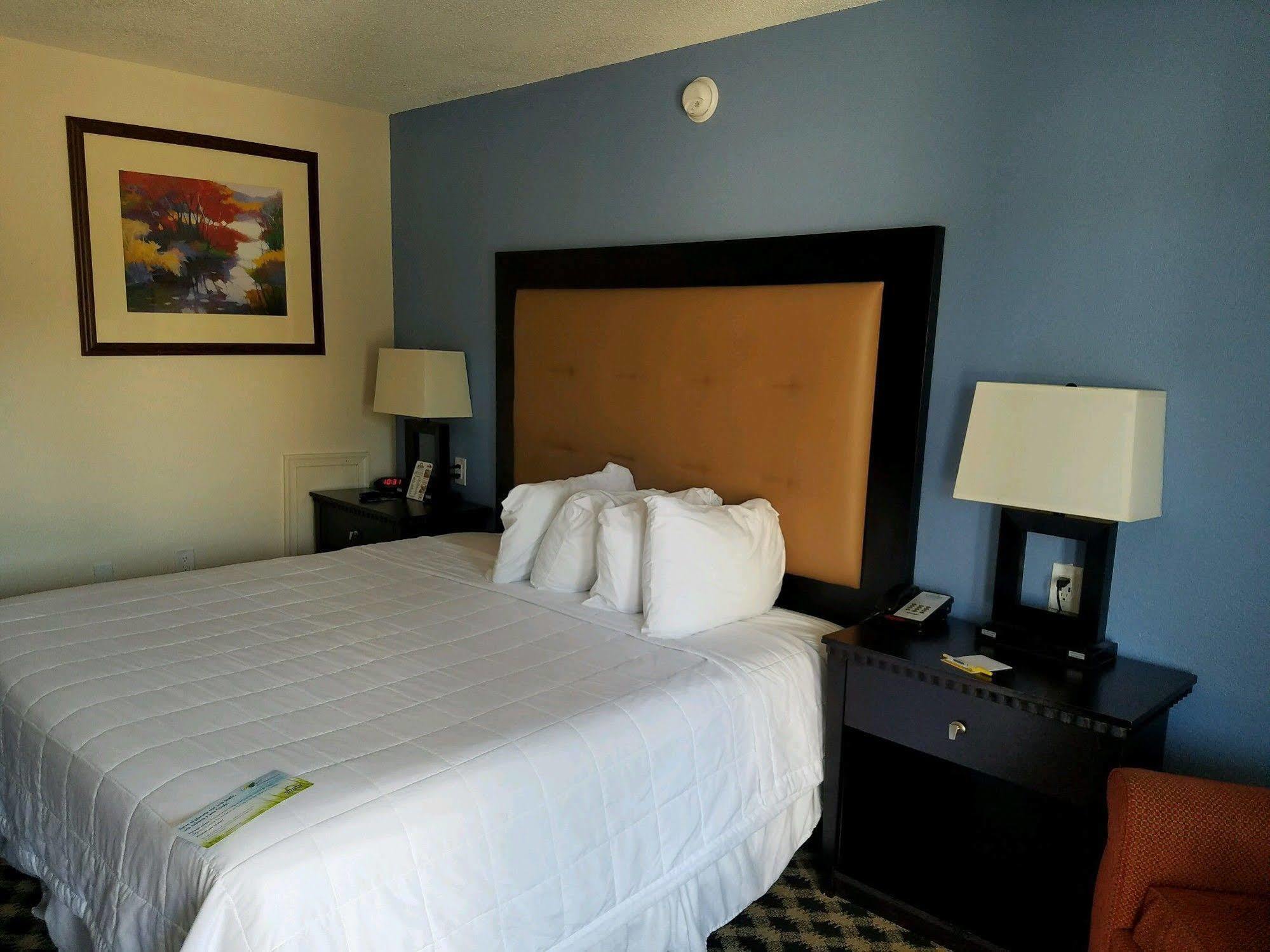 Days Inn Salisbury Dış mekan fotoğraf